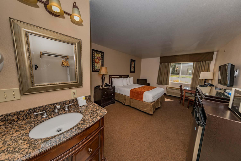 Bathroom 4, Crest Trail Lodge, Lewis