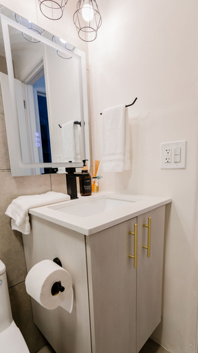 Bathroom 4, Modern 2BR APT Pool 6Min Walk Miami Beach Kitchen 21, Miami-Dade