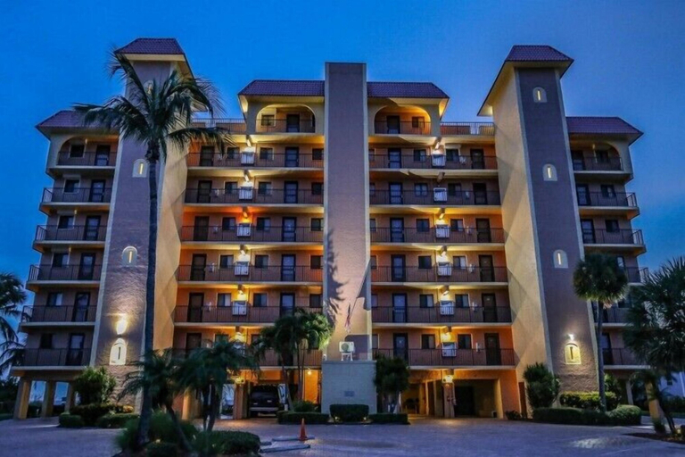 Exterior & Views, Cane Palm, Lee