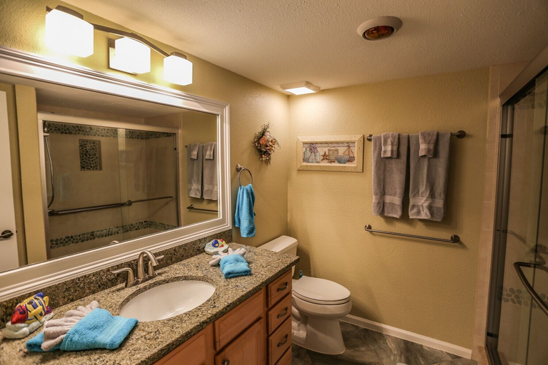 Bathroom 4, Marina Towers 207, Lee
