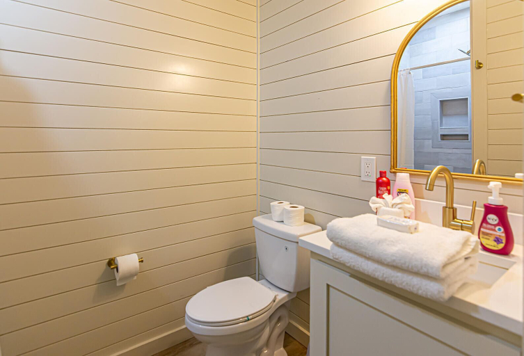 Bathroom 4, Salty Coconut, Baldwin
