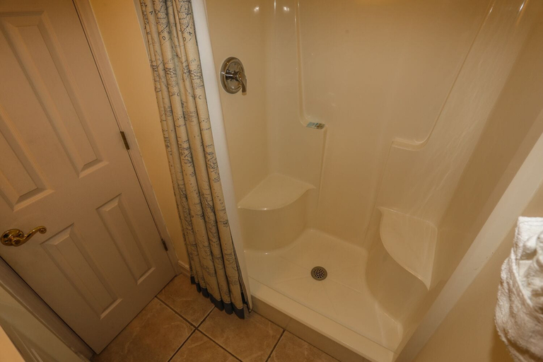 Bathroom 4, Cane Palm, Lee