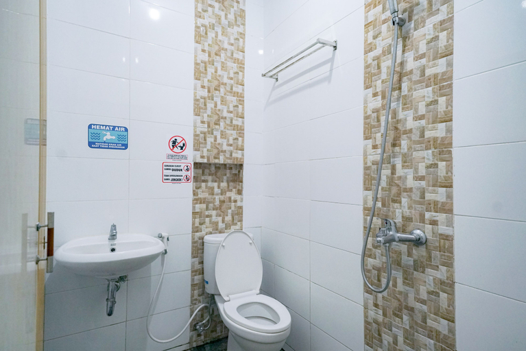 Bathroom 4, RedDoorz near Ekowisata Mangrove Belawan Medan, Medan