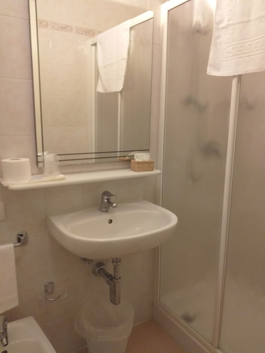 Bathroom 4, Hotel Monna Lisa, Florence