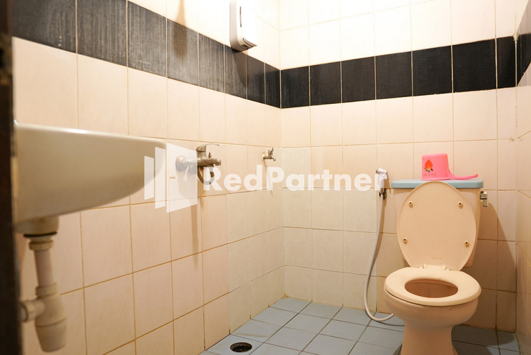 Bathroom 4, Wisma Bintang Mitra RedDoorz, Central Jakarta