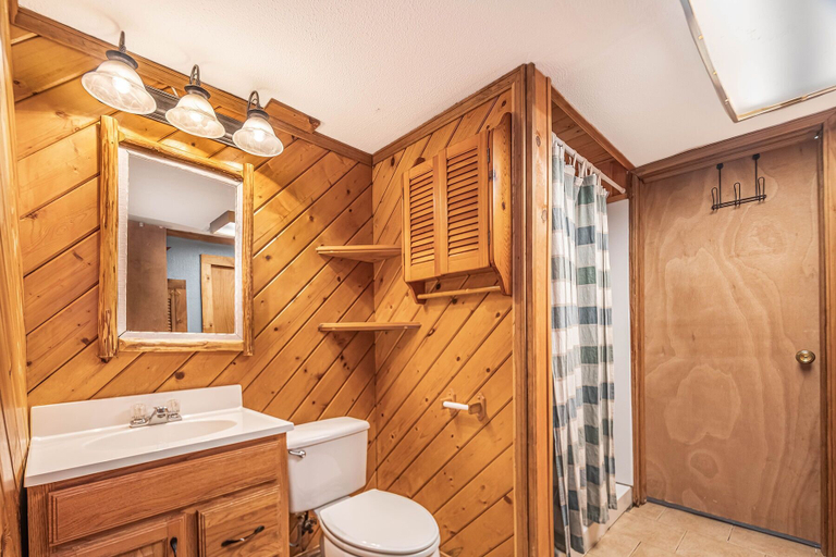 Bathroom, Four Skisons, Garrett