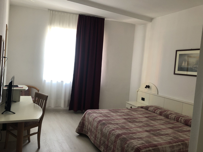 Bedroom 2, Hotel Alpi Del Mare, Cuneo