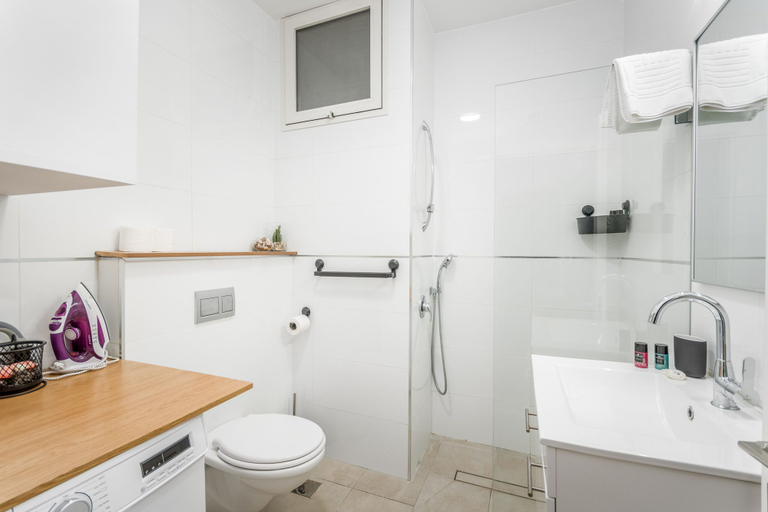 Bathroom, Charming One bedroom with balcony