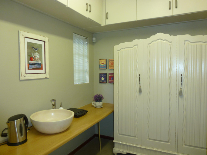 Bathroom 3, Anne's Place, Dr Kenneth Kaunda