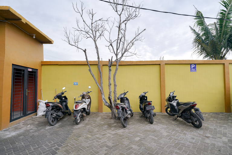 Exterior & Views 2, RedDoorz near Ekowisata Mangrove Belawan Medan, Medan