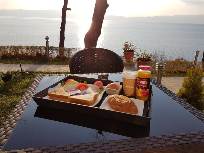 Food & Drinks, Golden Sunset Apartments
