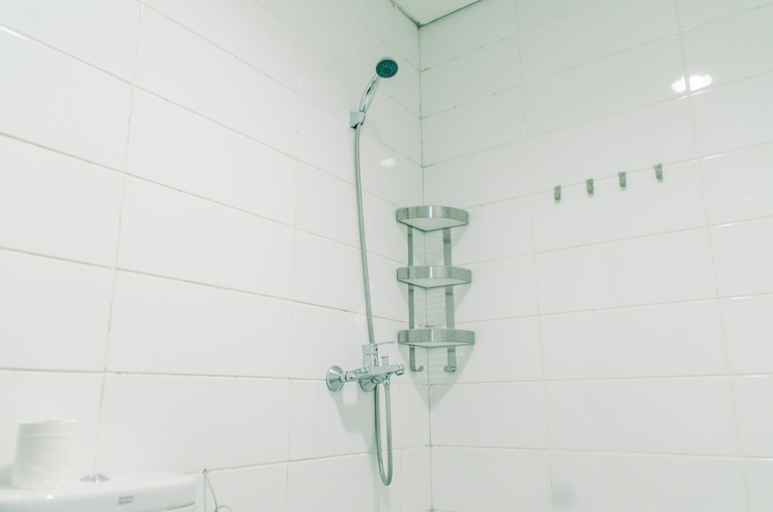 Bathroom 3, Comfortable and Minimalist Studio at Tuscany Residences Apartment, South Tangerang