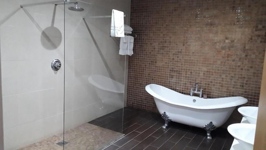 Bathroom 3, Bay Guest Lodge