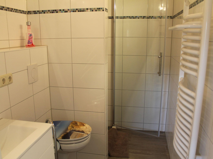 Bathroom 3, Gemutliches Appartement in Brusow mit Garten, Rostock