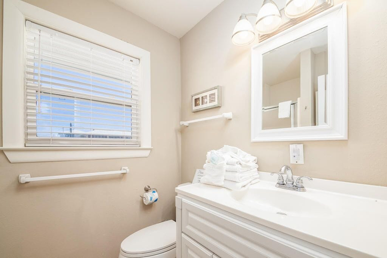 Bathroom 3, Lost Palms, Baldwin