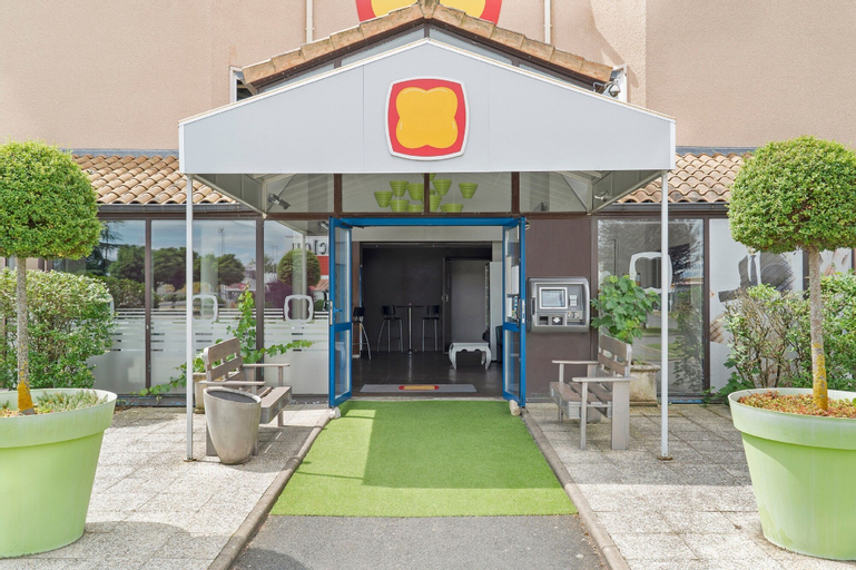 Exterior & Views 25