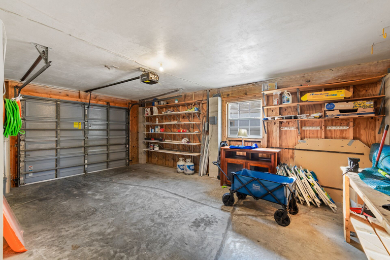 Public Area 2, 5537 Palmetto, Lee