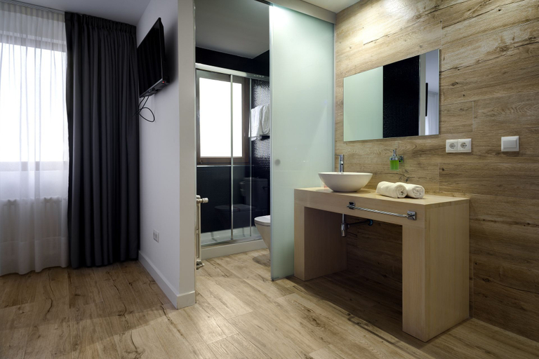Bathroom 4, Hotel Montañes, Cantabria