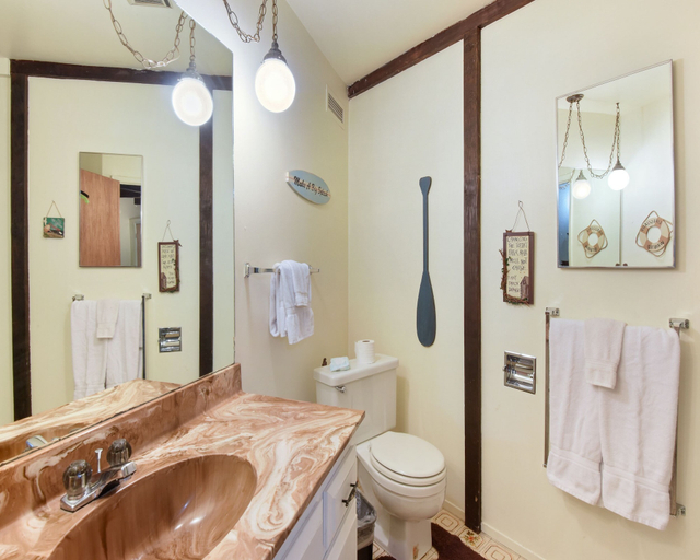 Bathroom 4, Borchard Bungalow, Nevada