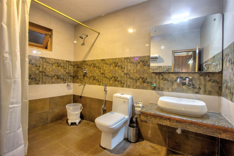 Bathroom 2, Hotel Samiru Manali, Kullu
