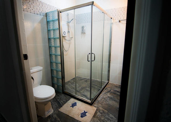 Bathroom 4, Leuchtturm Resort, Boljoon