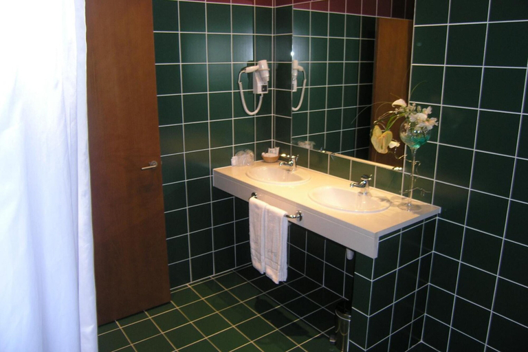 Bathroom, Hotel Versatile, Guarda