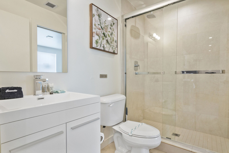 Bathroom 2, Miami Suite 310, Miami-Dade