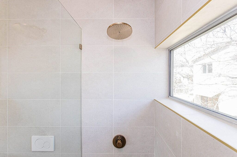 Bathroom 5, Wright on Time, Travis
