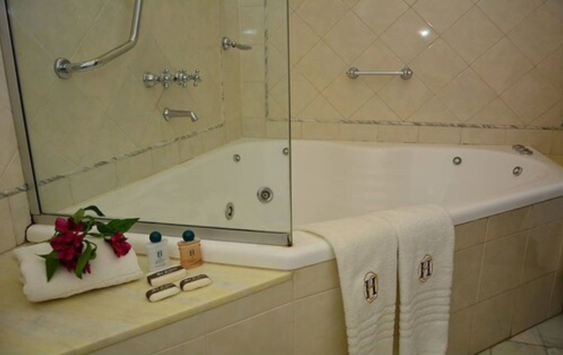 Bathroom 5, La Candela, Capital