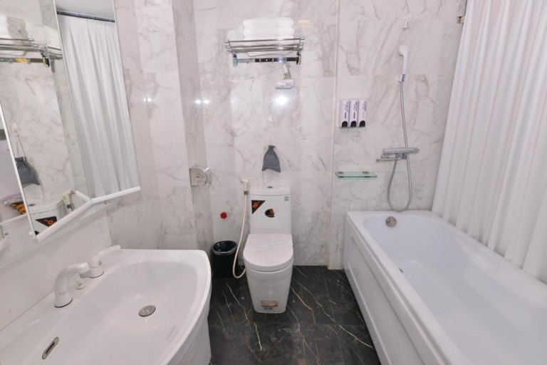 Bathroom 2, Bella Premier Hotel & Rooftop Skybar, Hoàn Kiếm