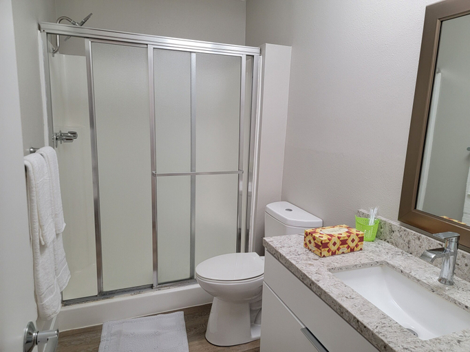Bathroom 3, Hollywood Cosmopolitan Apartments, Los Angeles