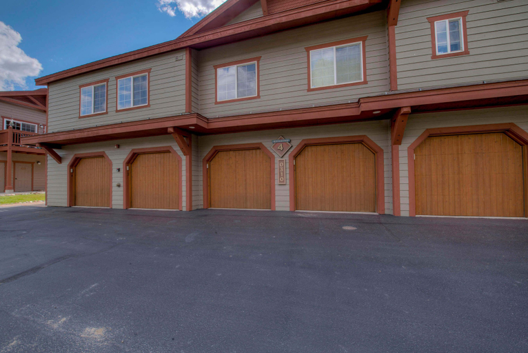 Exterior & Views 2, Revette Retreat, Summit