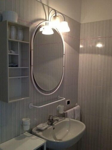 Bathroom 3, Briisa De Ness, Como