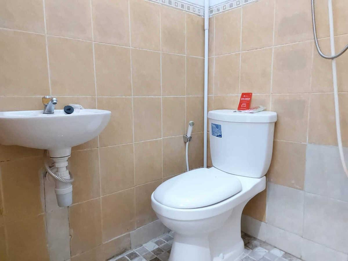 Bathroom, RedDoorz Syariah near Transmart Tegal, Tegal