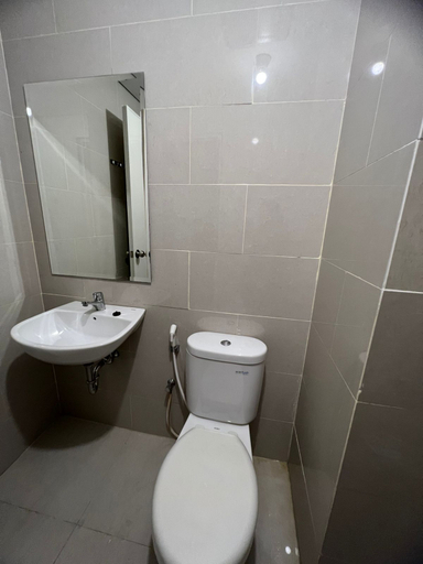 Bathroom 5, Apartment Podomoro City Deli, Medan