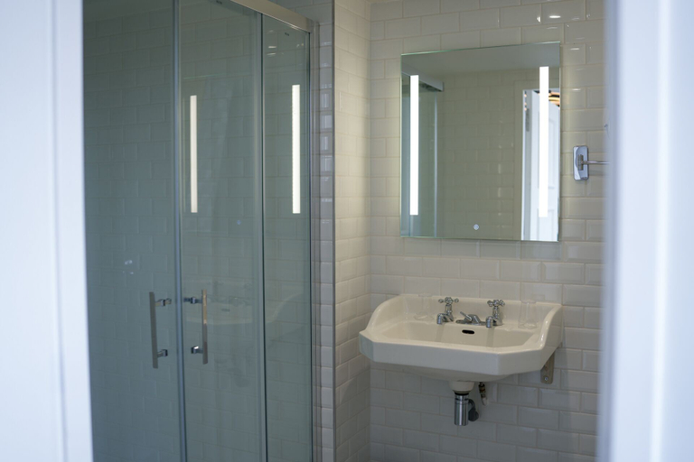 Bathroom 5, Hotel Echappee en Baie - Chambres climatisees -Parking prive gratuit dont forfaits bornes electrique, Somme