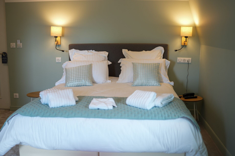 Bedroom 4, Hotel Echappee en Baie - Chambres climatisees -Parking prive gratuit dont forfaits bornes electrique, Somme