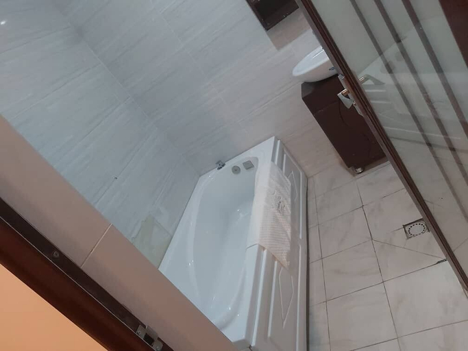 Bathroom 4, Goshen-Ra Hotel, Wouri