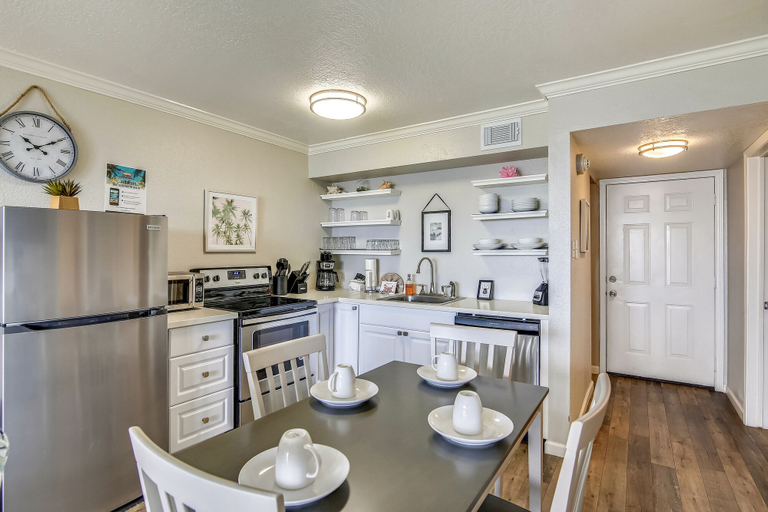 Food & Drinks, Victorian 8202-just Beachy, Galveston