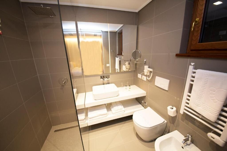 Bathroom 4, Hotel Theatro, Tiranës