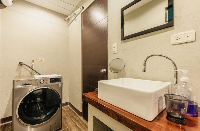 Bathroom 5, Relaxing Sound of River Birds Squirrels, Santa Ana