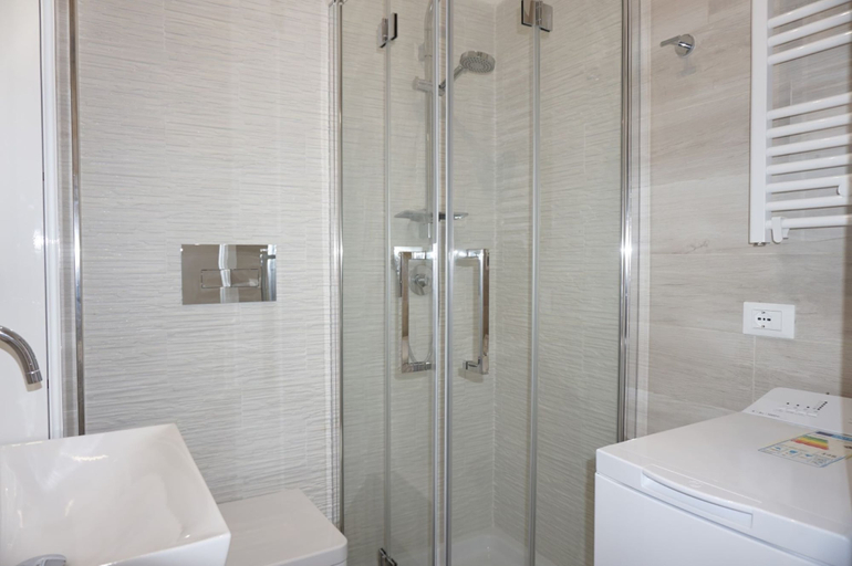 Bathroom 4, Beautiful Sea Front Apartment With Swimming Pool, Venezia