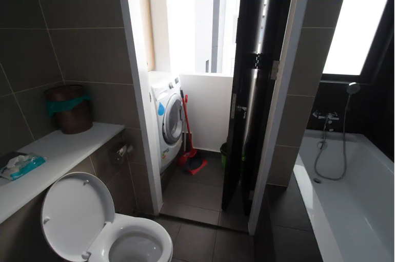 Bathroom 4, Sierra Suite . Sky88 @ Studio 2Pax Bathtub nearCIQ, Johor Bahru