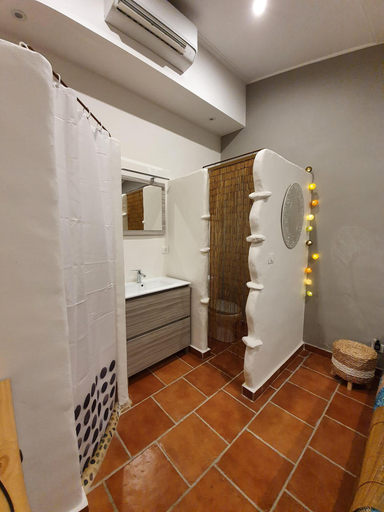 Bathroom 5, Lou Visetto a Vallon-Pont-d'Arc, Ardèche