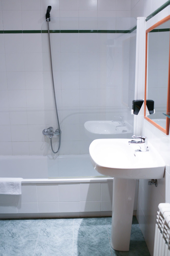 Bathroom 4, Hotel Montañes, Cantabria