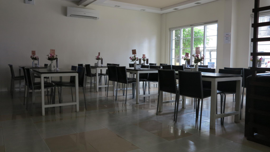 Food & Drinks 5, Alice in Wonderland Beach Hotel, Malay