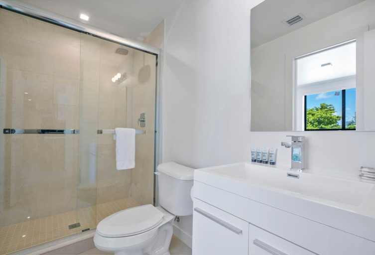 Bathroom 2, Miami Suite 302, Miami-Dade