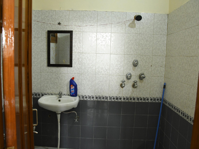 Bathroom 4, Karta Purakh an Ayurvedic Stay, Amritsar