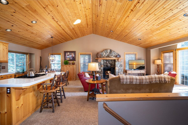 Food & Drinks, North Shore - Carnelian Charm, Placer