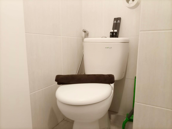 Bathroom 5, Comfortable and Tidy Studio at Barsa City Apartment By Travelio, Sleman